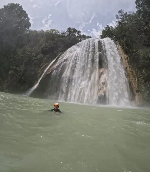 Nadador frente a una de las cascadas de Las 3 Tzimoleras